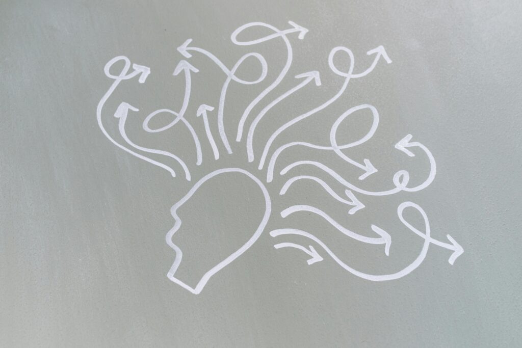 🧠 Muscler sa mémoire avec les techniques des champions Chalk drawing of a head with swirling arrows represents mental activity and thought process.